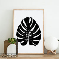 Mockup de l'affiche en noir et blanc minimaliste : Monstera Déliciosa.