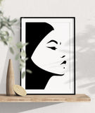 Mockup de l'illustration Sarah, dessin en noir et blanc d'une femme portant un voile, son visage harmonieux se trouve de profil.