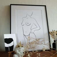 Encadrement de l'affiche Capucine, illustration d'une femme nue en line art, présenté dans son décor.