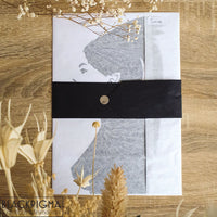 Emballage cadeau affiche minimaliste blackpigma, femme oiseau noir et blanc Sirine.
