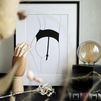 Affiche minimaliste Elsa, illustration d'une femme en lingerie de dos, avec son string taille haute et son porte-jarretelles, présentée dans un cadre noir.