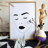 Affiche Carmen, illustration minimaliste en noir et blanc d'un portrait de femme abstrait.