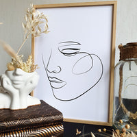 Encadrement de l'affiche Tifaine, illustration d'un visage de femme en noir et blanc line art.
