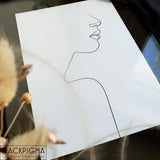 Encadrement de l'affiche minimaliste Karen, dessin line art d'un portrait de femme dans un cadre double verre.
