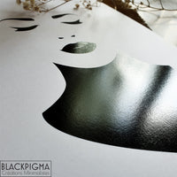 Détails sur le collier de cuir d'Analia, affiche noir et blanc minimaliste BlackPigma