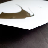 Détails de l'épaisseur du papier utilisé pour l'impression de l'affiche en noir et blanc Helena.