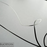 Encre noire et vernis de l'affiche Lara, illustration line art minimaliste.