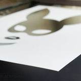 Épaisseur du papier blanc mat utilisé pour l'impression de l'affiche minimaliste Morgane, femme en lapin sexy.