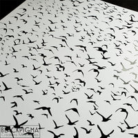 Détails de l'illustration Vol d'oiseaux, affiche en noir et blanc minimaliste d'un ballet aérien.