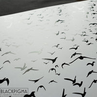 Détails du vernis appliqué sur l'encre noire dans cette affiche minimaliste : Vol d'oiseaux.