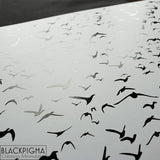 Détails du vernis appliqué sur l'encre noire dans cette affiche minimaliste : Vol d'oiseaux.