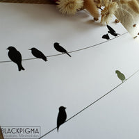 Affiche minimaliste en noir et blanc, dessins de petits oiseaux sur une ligne éléctrique.