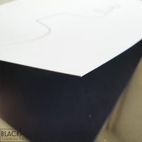 Détails du papier utilisé pour imprimer l'illustration Kate, le visage abstrait d'une femme dessiné en line art.