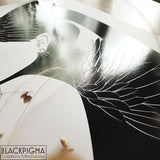 détails plumes femme oiseau, affiche minimaliste noir et blanc créature fantastique
