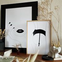Deux illustrations, une femme en lingerie noire de dos, et un portrait minimaliste d'une autre femme, toutes les deux encadrées dans un décor.