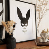 Encadrement de l'affiche Morgane, illustration d'une femme portant un masque de lapin sexy.