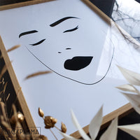Affiche Carmen encadrée, dessin d'un visage de femme en noir et blanc, déco abstraite.