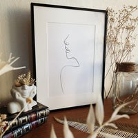 Encadrement de l'affiche minimaliste Charlie, décoration en noir et blanc d'un portrait de femme Blackpigma.