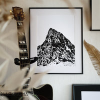 Encadrement de l'affiche minimaliste en noir et blanc d'une grande montagne, déco sur le thème de la nature.