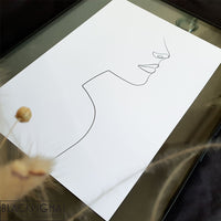 Affiche line art Kate, visage abstrait d'une femme, présentée dans un cadre double verre noir.
