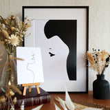 Encadrement de l'affiche Cara, illustration d'une femme en noir et blanc, portrait abstrait de profil.