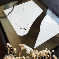Illustration érotique Ambre, femme en lingerie noire sexy, décoration intérieure sensuelle