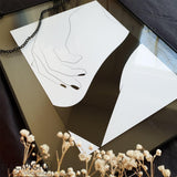 Illustration érotique Ambre, femme en lingerie noire sexy, décoration intérieure sensuelle