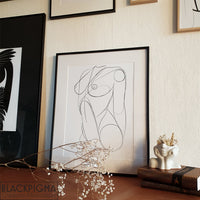 Encadrement de l'affiche minimaliste en noir et blanc Mia, femme nue en line art.