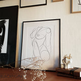 Encadrement de l'affiche minimaliste en noir et blanc Mia, femme nue en line art.