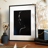 Encadrement dans un décor de l'affiche minimaliste Juliette, illustration en noir et blanc d'un portrait abstrait d'une femme de profil.