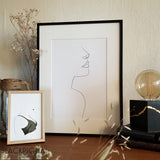 Encadrement et présentation dans un décor de l'affiche minimaliste Kate, illustration en line art d'un visage de femme.