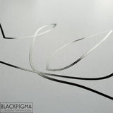 Détails sur le vernis appliqué sur l'encre noire, le relief et la brillance se reveilent. Dessin line art de Lara.