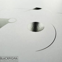 Dessin des cache-tétons de Tahlia, illustration érotique en noir et blanc minimaliste.