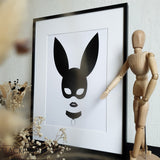 Affiche Morgane, femme en masque de lapin noir sexy, dans un cadre.