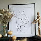 Encadrement de l'affiche érotique Capucine, illustration en noir et blanc d'une femme nue qui tient son string à la main.