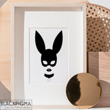 Mockup affiche minimaliste sexy d'une femme en masque de lapin coquin, noir et blanc.
