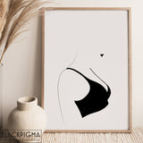 Mockup affiche minimaliste en noir et blanc Helena, une femme en soutien-gorge.