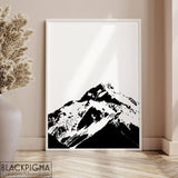 Mockup de l'affiche minimaliste en noir et blanc d'une montagne.