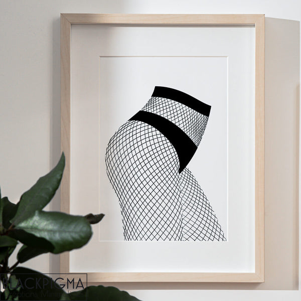 Mockup de l'affiche Lou, illustration en noir et blanc sexy d'une femme en lingerie, collants résilles.