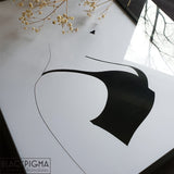 Encadrement avec reflets de l'affiche en noir et blanc d'une femme en soutien-gorge. Illustration Blackpigma.