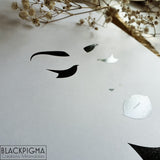 Détails de la bouche et du vernis de l’affiche minimaliste en noir et blanc Analia.